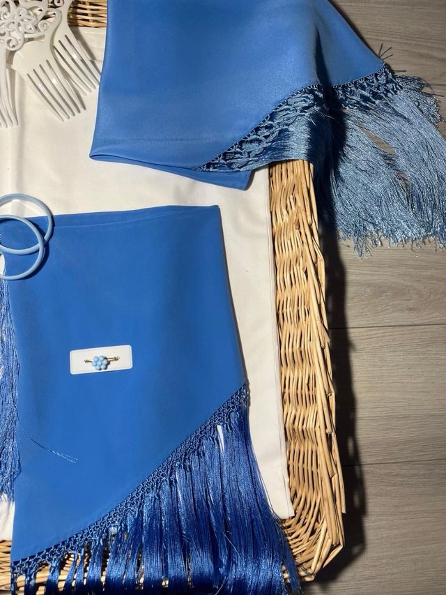 Mantoncillos azules con flecos