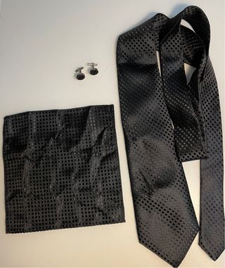Corbata y pañuelo Armani de seda hechos a mano