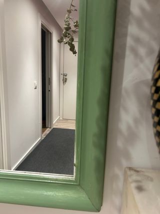 Espejo de madera pintado verde
