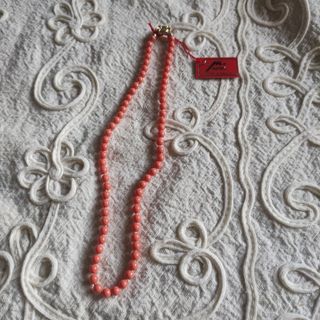 Collar de perlas coral y cierre dorado