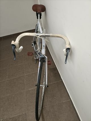 Bicicleta de carretera blanca
