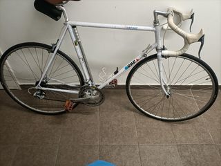 Bicicleta de carretera blanca