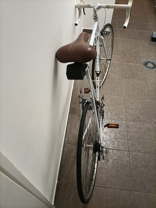 Bicicleta de carretera blanca