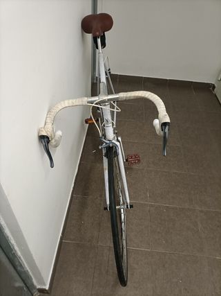 Bicicleta de carretera blanca