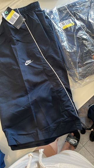 Bermuda deportiva Nike negra