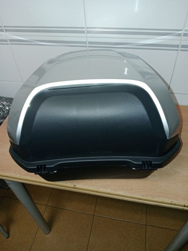 Baúl trasero moto plateado y negro