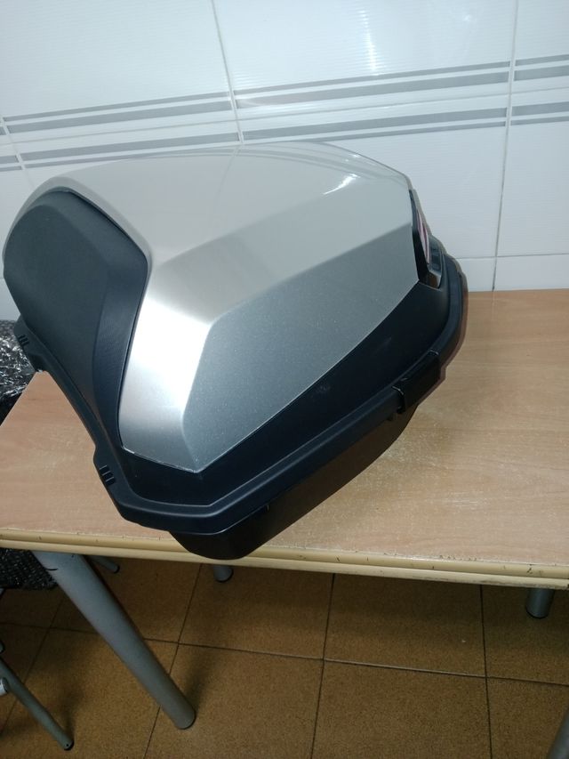 Baúl trasero moto plateado y negro