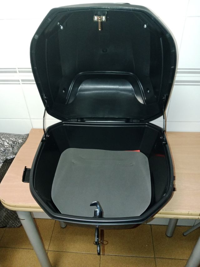 Baúl trasero moto plateado y negro