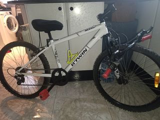 Bicicleta B'Twin Rockrider Blanca.
