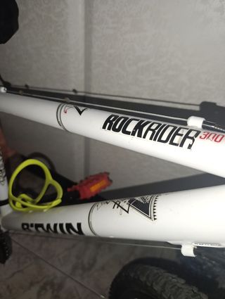Bicicleta B'Twin Rockrider Blanca.
