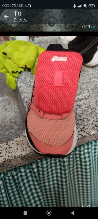 Zapatillas deportivas rosas y negras