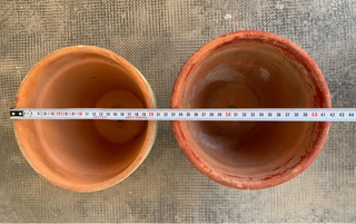 Macetas y platos de terracota