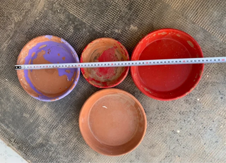 Macetas y platos de terracota