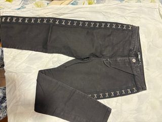 Pantalón negro con adornos laterales talla M