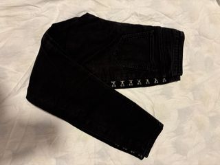 Pantalón negro con adornos laterales talla M