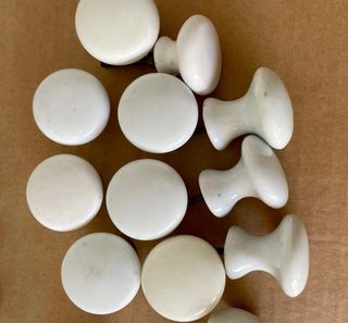 18 pomos porcelana blanca