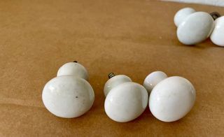 18 pomos porcelana blanca