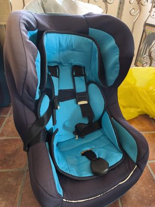 Silla de coche con respaldo azul