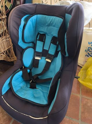 Silla de coche con respaldo azul