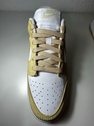 Zapatillas Nike Dunk Low Blancas y Amarillas