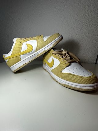 Zapatillas Nike Dunk Low Blancas y Amarillas
