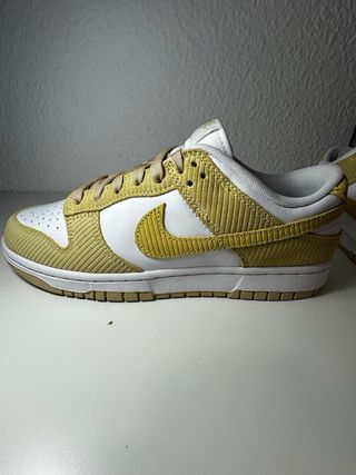 Zapatillas Nike Dunk Low Blancas y Amarillas