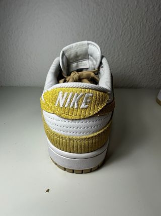 Zapatillas Nike Dunk Low Blancas y Amarillas
