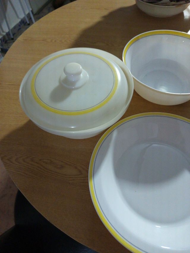 Fuentes de blancas y amarillas y una sopera 