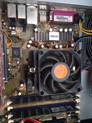 Torre PC ASUS ( sin disco duro)