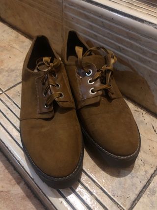 Zapatos marrones de cordones