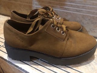 Zapatos marrones de cordones