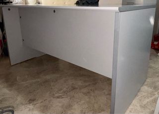 Escritorio de oficina gris