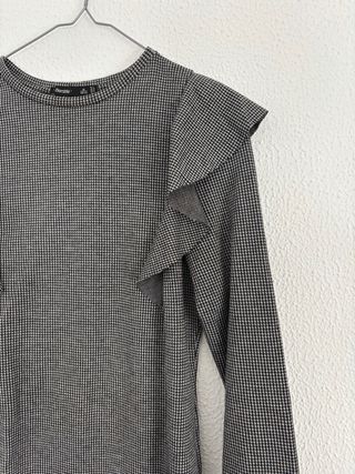 Vestido de manga larga con volantes
