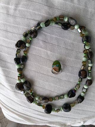 Collar de piedras y anillo de plata