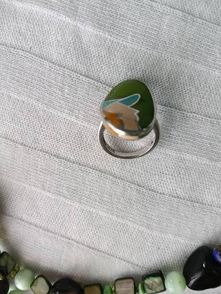 Collar de piedras y anillo de plata