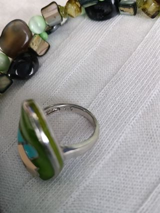 Collar de piedras y anillo de plata