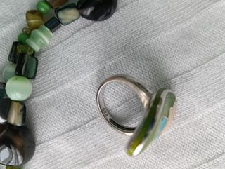 Collar de piedras y anillo de plata