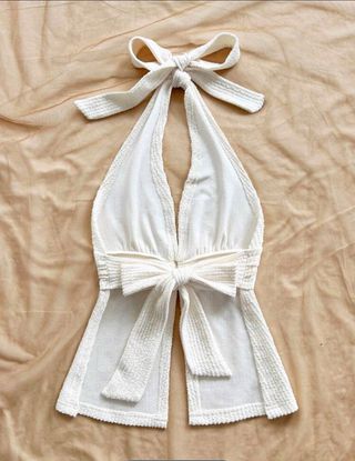 Top blanco halter con lazo