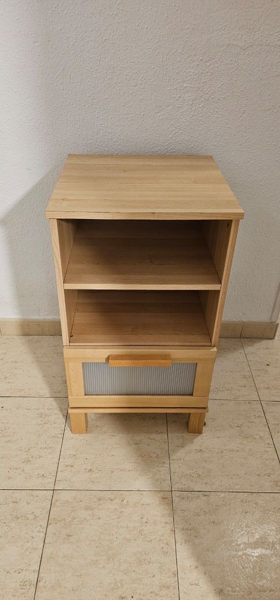 Mesa auxiliar de madera Ikea.