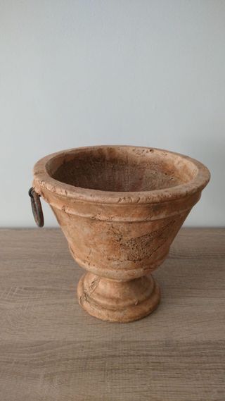 Maceta terracota con asas de hierro