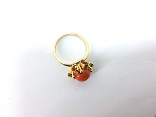 anillo oro 18k con piedra con coral