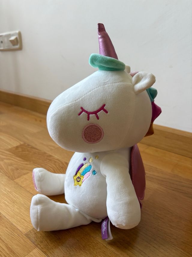 Unicornio de peluche blanco