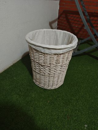Cesto de mimbre con forro de tela