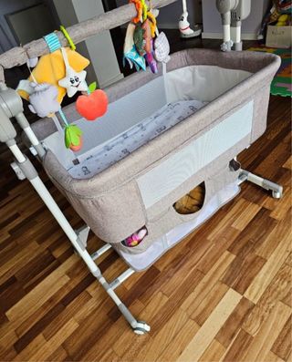 Cuna colecho con juguetes