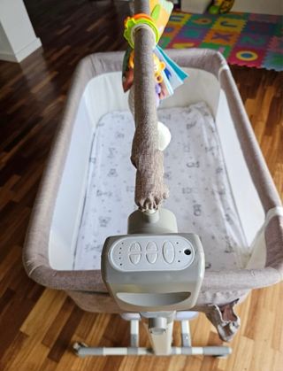 Cuna colecho con juguetes