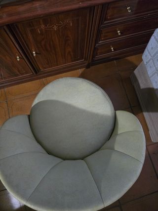 Butaca Beige con detalles en madera