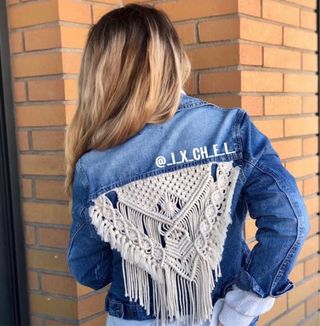 Chaqueta vaquera con macramé hecho a mano
