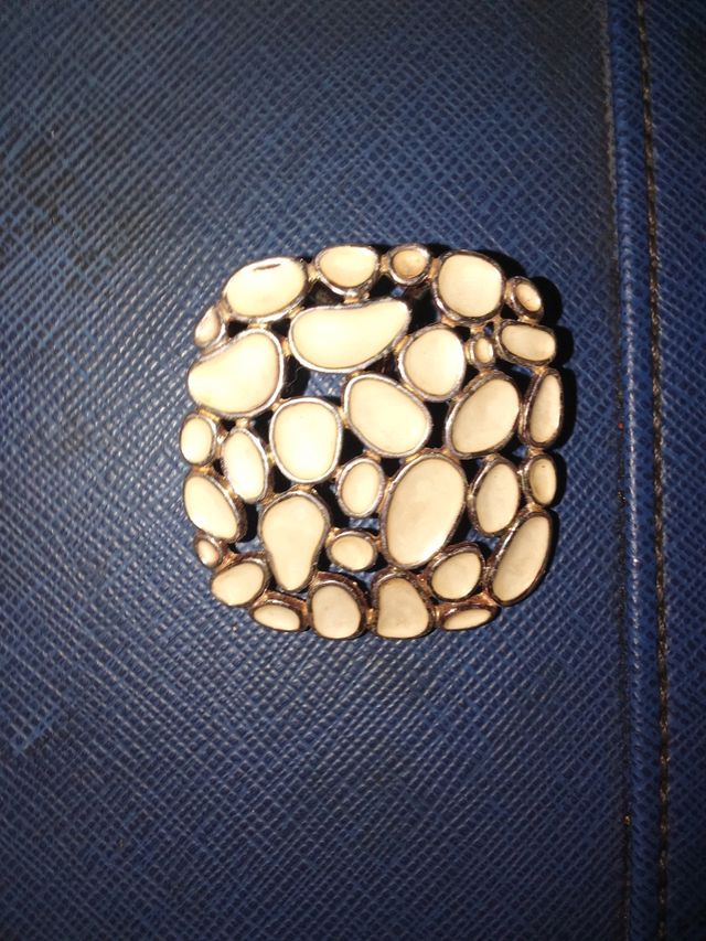 Broche Beige