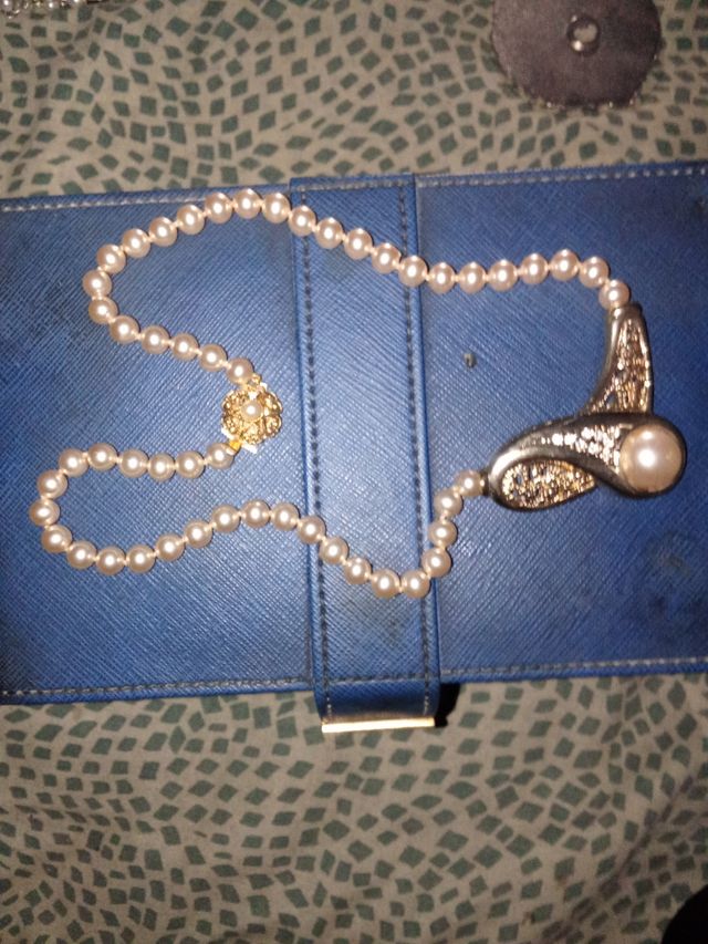 Collar de perlas con colgante