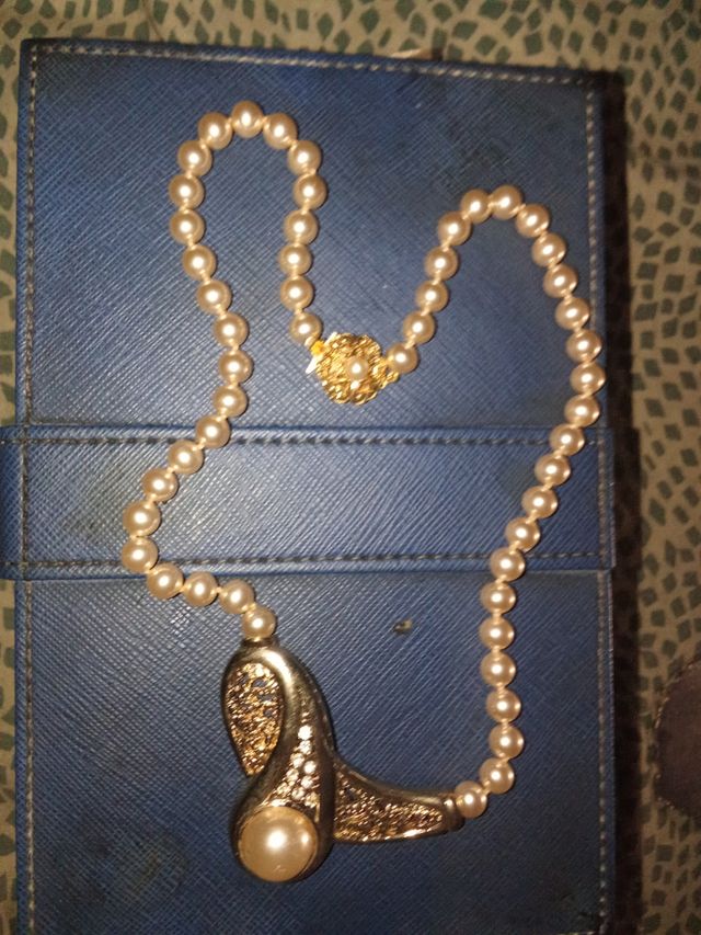 Collar de perlas con colgante